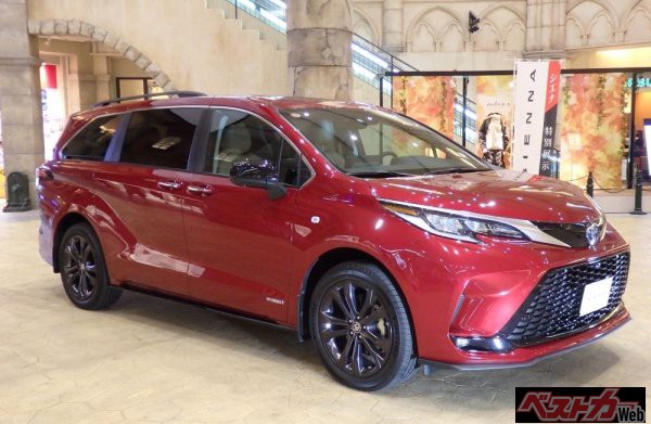 北米や中国でも販売されたトヨタの大型ミニバン、シエナ。2021年10月、トレッサ横浜で展示された米国仕様のトヨタシエナ(写真/@YutaPon9051)