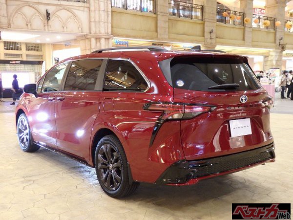 アメリカで同じく定番のカムリにも通じるシエナのリアスタイル。大柄なアメリカ人がゆったり座れる広大な居住空間を確保しようとすると、5mを超すボディサイズとなるのだろう