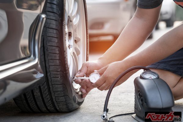 気温が下がってくる秋はタイヤの空気圧が下がりがちだ。できればひと月に一度は空気圧チェックを行いたい。空気圧は走り心地にはもちろん、燃費にも影響する(chaiyasit@Adobe Stock)