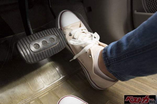 急なアクセル操作など、「急な運転操作」を避けることはエコドライブだけでなく、スムーズな運転のための基本中の基本だ(写真/Paylessimage@Adobe Stock)