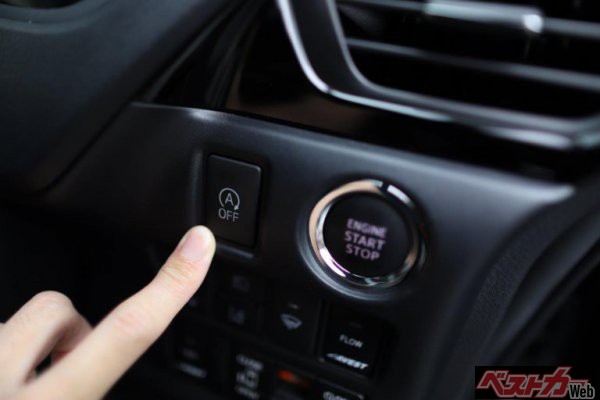 再始動の時にブルっという作動状況が嫌でアイドリングストップ機能をキャンセルする人も多いという(tarou230@Adobe Stock)