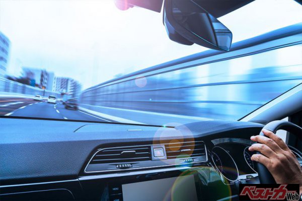 高速道路では一定の速度を保ち、無駄な加減速を抑えるようにしたい(写真/taka@Adobe Stock)