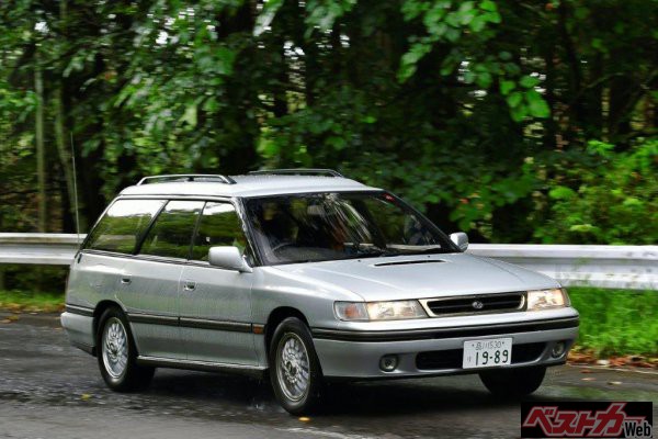 現在の日本市場ではレヴォーグの祖先にあたるレガシィツーリングワゴン。先代型に当たるレオーネから、インプレッサとともに分岐して現れた