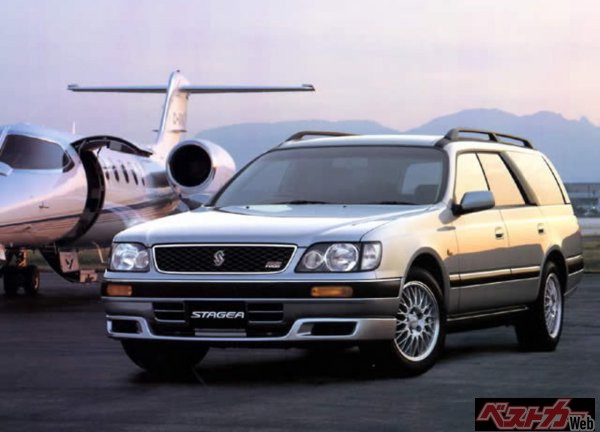 96年に登場した日産ステージア。R33スカイラインと同じプラットフォームで直6エンジンを積んだ快速ツアラーとして好評であった