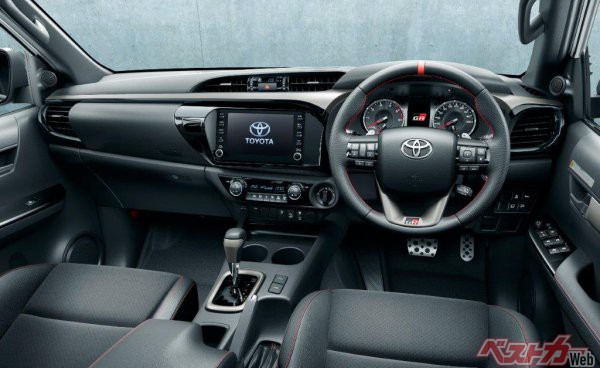 コックピットもドライバーをその気にさせる専用増備や加飾が満載だ。本革巻きステアリングにはセンターを示す赤いラインが入るとともに、なんとパドルシフトまで装備される