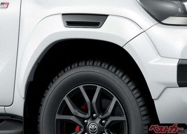 写真ではわからないが足回りにも専用パーツが組み込まれる。専用サスペンションはもちろん、標準車より1インチ拡大した18インチタイヤも装備する