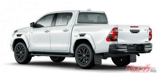 リアスタイル。標準モデルがメッキやメタル感を押し出しているのに対して、GRスポーツはブラックアウトさせてシックにまとめている。ボディカラーもホワイトとブラックの2色のみの設定だ