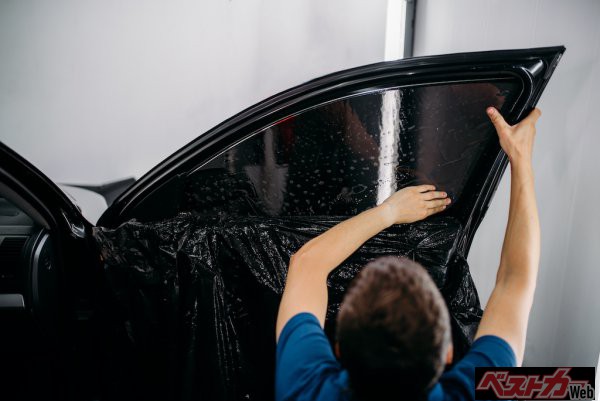 数万円の請求額の大半は技術料!? クルマ用ウィンドウフィルムは素人でも充分に施工可能か