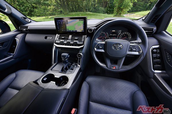 この写真はGR SPORTのインパネで、専用デザインのステアリングなどが装着されるが、基本的なインテリア造形は全モデル共通だ