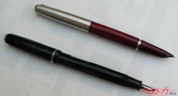 流線型のパーカーの万年筆（上）と国産のパイロットの万年筆。中学生の頃に日本の工業デザインの遅れを痛感させられたという