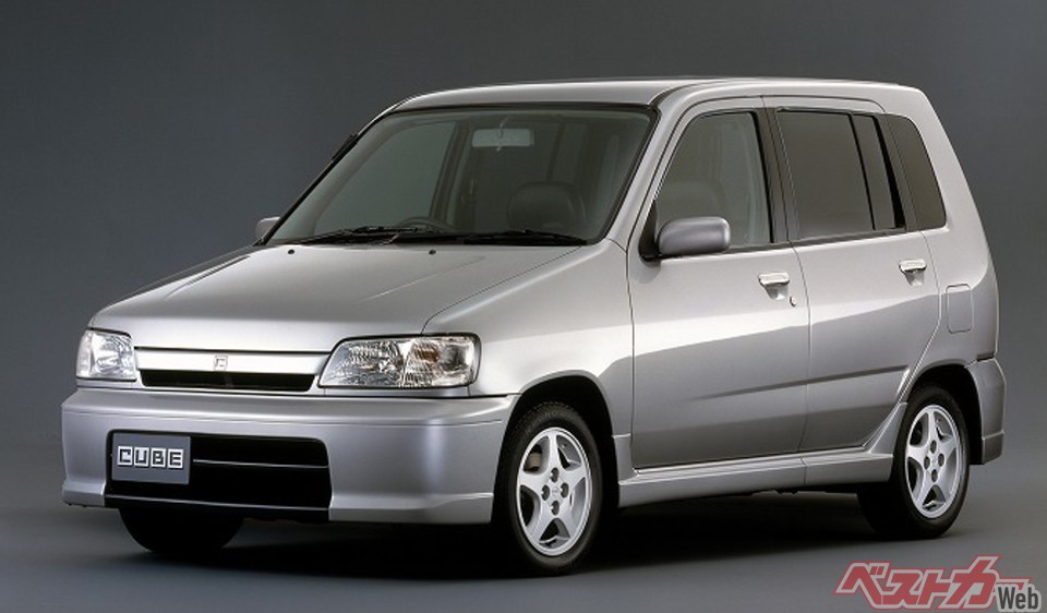 日産初代キューブ(1998年)はこのカタチで大ヒット! ヘタウマの金字塔として今も名高い