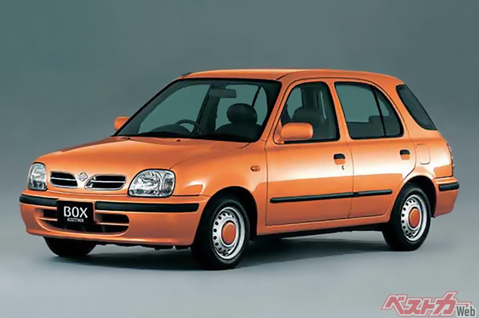 1999年登場。荷室を広げるために後部を延長。可愛いマーチのバランスを過激に崩した