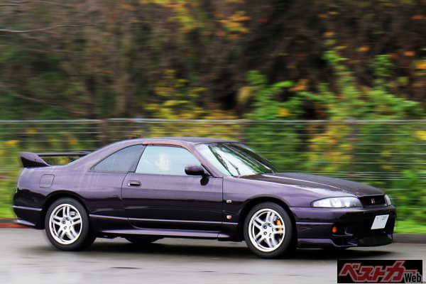 雨のなかを走る堀田さんのR33GT-R。普段から手入れや行き届いているのだろう。ミッドナイトブルーパール色のボディにつたう水玉がセクシーだ