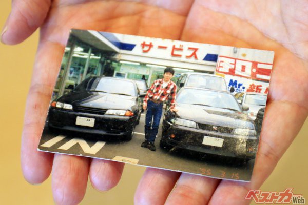 R32GT-RからR33GT-Rへ乗り替えた時のショット。1995年3月15日とある。R32のナンバー自光式のため一足先に34ナンバーになっていたそうだ(画像提供:堀田大輔さん)