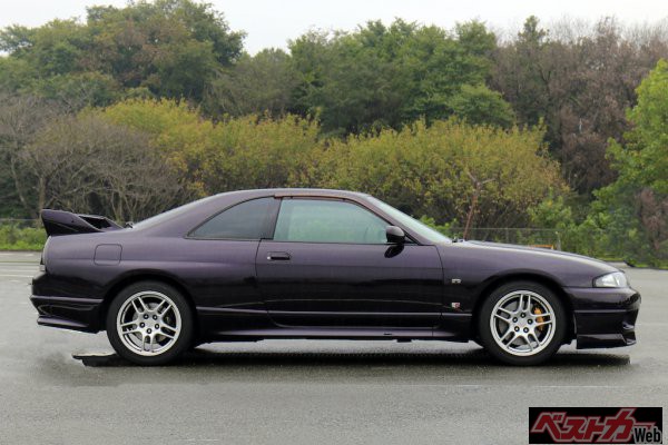 堀田さんの好みで、さりげなくカーボン製のものに交換されているリアウイング。ハイマウントストップランプとラジオアンテナを取り外し、スムージングしてあるという