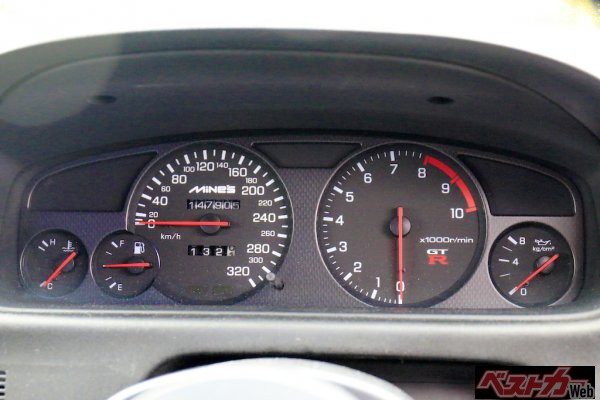 Mine’s製のフルスケールメーターに交換されている堀田さんのGT-R。