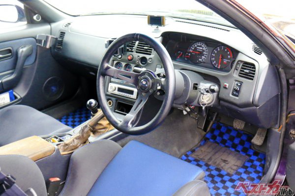 MOMO製のディープコーンステアリングを装着。エアバッグ付きステアリングがGT-R にマッチしていたとは言えず、このステアリングの方がしっくりくる。フロアマットのヒールパッドが特注で左側にオフセットされている点にも注目