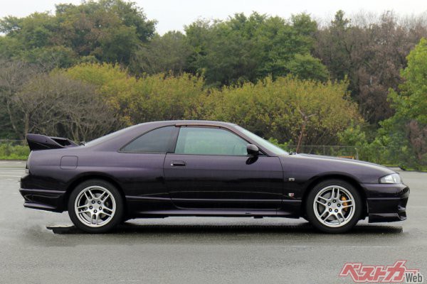 フロントはR34GT-R用のブレンボキャリパーに交換されている。純正サイドバイザー付きのR33GT-Rも珍しい