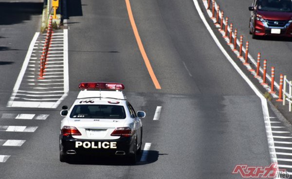 いきなり渋滞 と思ったら前方先頭にパトカー発見 追い越していい 捕まる 自動車情報誌 ベストカー いきなり渋滞 と思ったら前方先頭にパトカー発見 追い越していい 捕まる 自動車情報誌 ベストカー