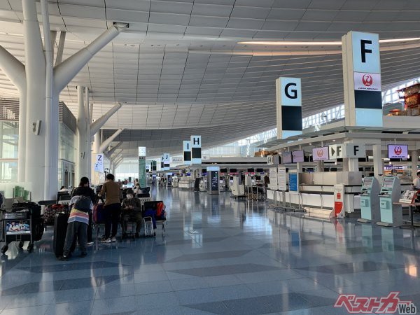 羽田空港はまだ旅客便の欠航が続き、出発ロビーも寂しく閑散としていた
