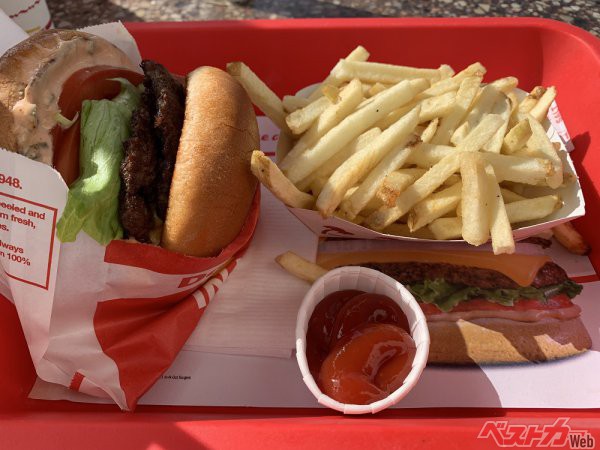 アメリカといえばハンバーガー。写真はLAで人気のIN-N-OUT（イン・アンド・アウト）バーガーだ。自慢のフレッシュミート＆ポテトがとても美味しく、LAで是非賞味してほしい逸品だと筆者