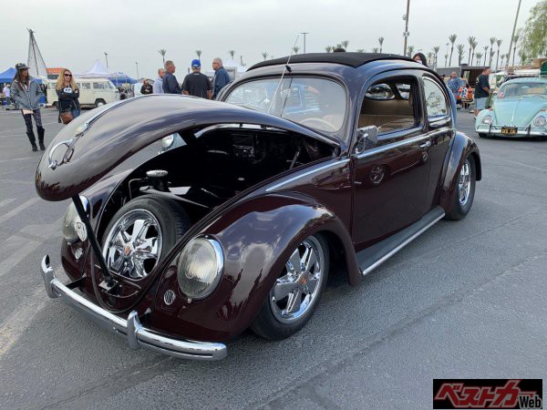 ディスプレイも完璧なキャルルックのスリーパーは、狭いリアエンジンスペースにどデカいターボタービンを搭載。いったい何馬力出てるのだろうか