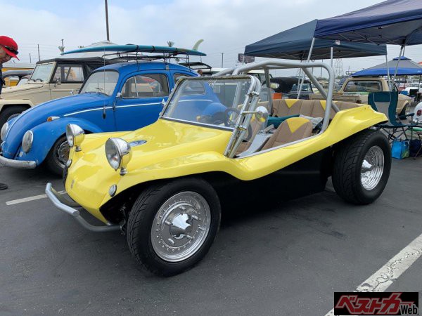 ビートルをベースにしたバギー仕様もキャルルックのひとつ。LAの海岸線を走りたくなるようなボディカラーのオープンだ