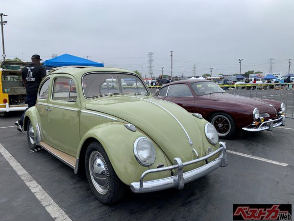 メッシュのホイールリング以外はほぼノーマルの6V時代のビートル。淡いウグイス色がカリフォルニアの青い空に似合う