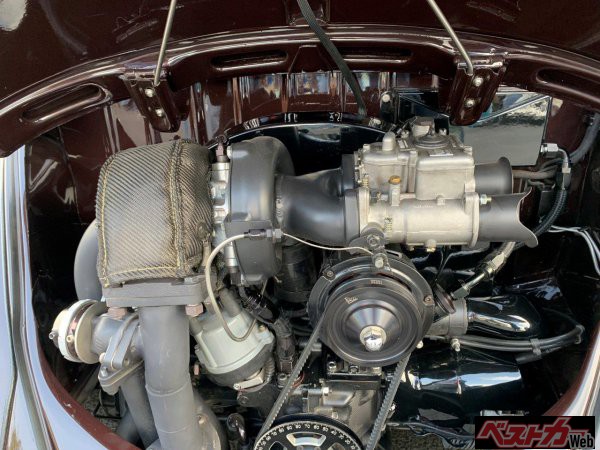 狭いエンジンスペースに押し込まれたターボタービン。さすがにエアコンは入らなかったようだ