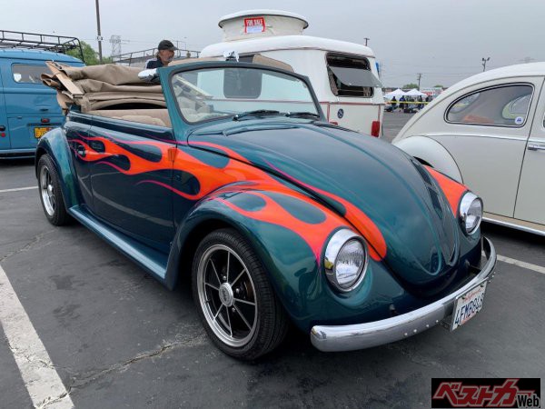 ホットロッドのような派手なデコレーションとCal Lookお約束のBRMホイールが決まっているビートルカブリオレ