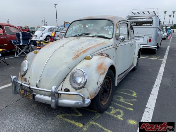 乗りっぱなし感の自然なラストスタイルが決まっているタイプI。クラシックなブラックのカリフォルニアナンバープレートもマニア垂涎のアイテムだ