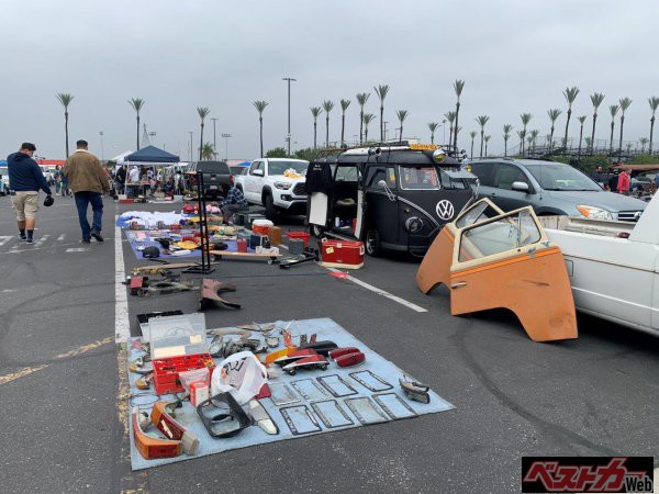 目移りしてしまうほど豊富なアイテムが揃うスワップミート。あれこれ物色して、価格交渉してみるのもスワップミートの楽しみ方のひとつだ。筆者はブルーのカリフォルニアナンバープレートを5ドル値引きしてもらった