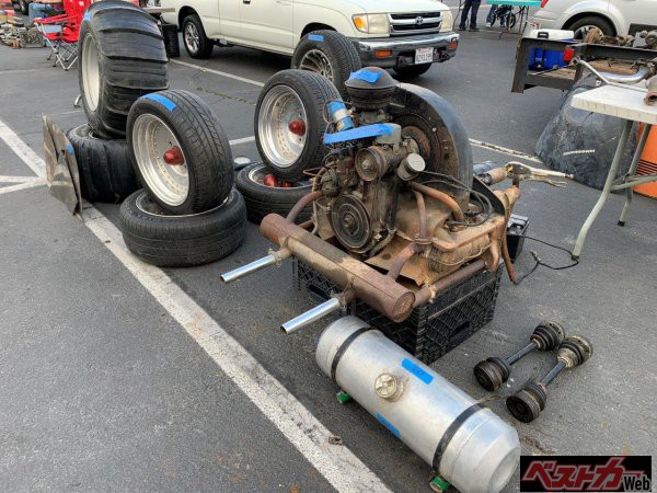 エンジンからミッション、ホイールまでなんでもござれのスワップミートは宝物の宝庫だ