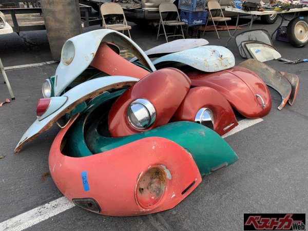 スワップミートは空冷VWが不滅であるかのように多くのスペアパーツを見つけることができる。みんな真剣な眼差しで品定めしていた