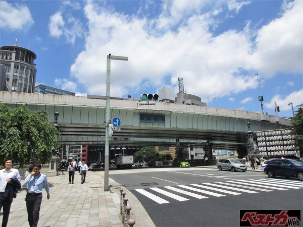日本橋の上を通り抜ける都心環状線。ここにとっての今はこの風景