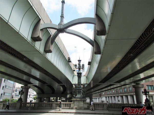 日本橋の途中からパシャリ。建物を避けて街中を通すため、川の上を縫うように高速道が走っている。そういえば2020東京五輪、試算がいくらで実際どれだけかかったのだろうか?