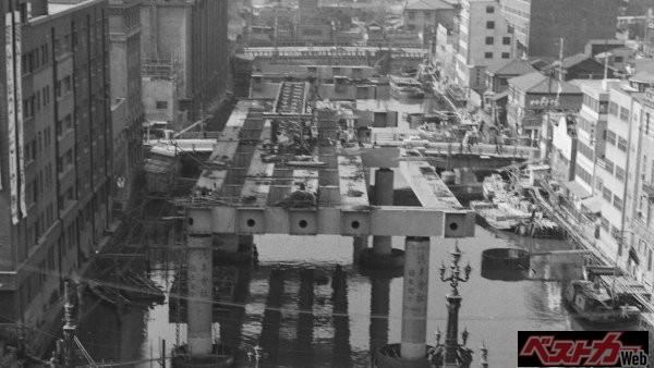 明治・大正における日本の作家たちに大きな影響を与えたとされるモーパッサンはパリのエッフェル塔を毛嫌いしていたという。1964東京五輪に向けて作られた首都高、同じく毛嫌いするだろうか