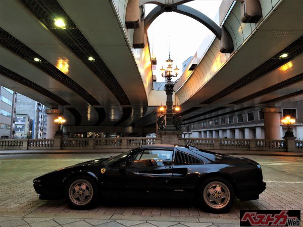 西洋から学べと造られた日本橋。追いつけ追い越せと造られた首都高。そして西洋的な美的感覚が結集された328GTSのコラボレーション。これが時代を超えて調和する