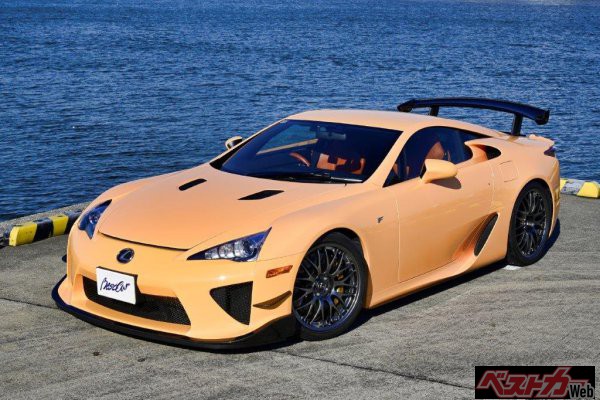 2010年に500台限定で発売されたレクサスLFA。価格は3750万円（ニュルブルクリンクパッケージは4450万円）のプレミアムスポーツモデル