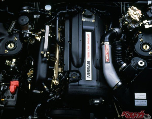 エンジン形式「RB26DETT」。搭載車種：R32型、R33型、R34型のスカイラインGT-R、初代ステージア260RS、登場時の仕様：2.6L直6DOHCツインターボ、最高出力280ps/6800rpm、最大トルク36.0kgm/4400rpm、レブリミット8000rpm