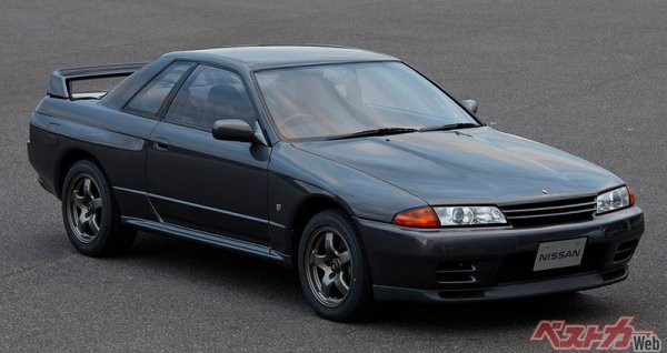 1989年に16年ぶりの復活を遂げたBNR32型スカイラインGT-R。当時のグループAレギュレーションに対応すべく2.6Lターボで開発された