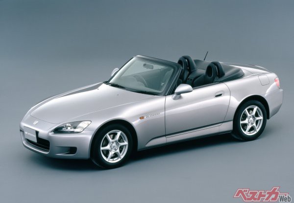 F20Cを搭載したホンダS2000は1999~2005年に販売された。後期型はエンジンが2.2LのF22Cになり、低速トルク増強と引き換えに高回転域でのパンチを失った