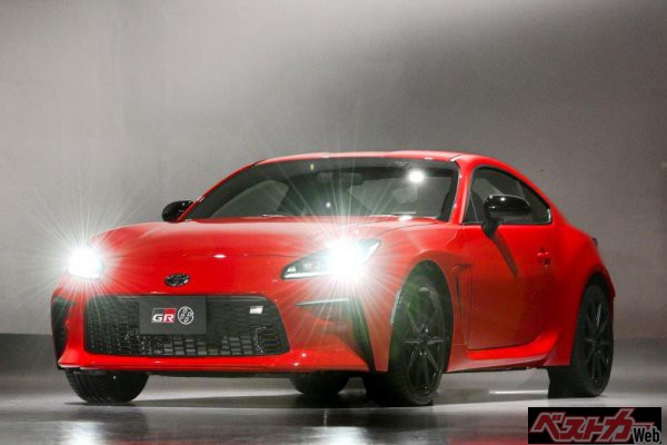 BRZより3カ月遅れの21年10月28日に発売となったトヨタGR86。BRZよりアクセルレスポンスや回頭性をクイックにチューニングし、情熱的な走りを演出