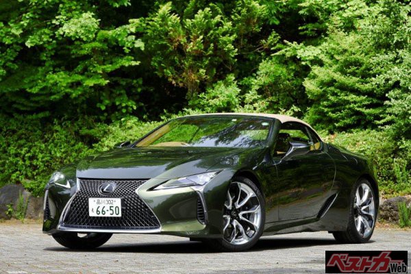 ロングホイールベース、ワイドボディ、フロントミドシップFRでラグジュアリースポーツクーペのレクサスLC500。価格は1400万円と高価だがその流麗な佇いはほかの高級スポーツカーに引けをとらない