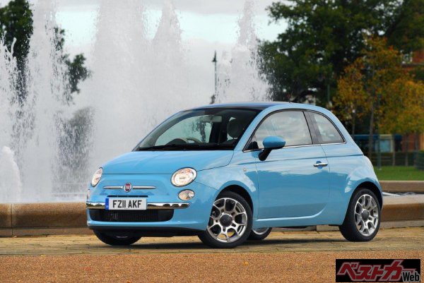 フィアット500ツインエアは875cc直列2気筒8バルブ、マルチエア インタークーラー付ターボエンジンを搭載し、5速AMT(ATとMTの機能を足し合わせた「オートモード付きシーケンシャルトランスミッション」)のデュアロジックミッションで駆動する小気味よい乗り味のクルマ