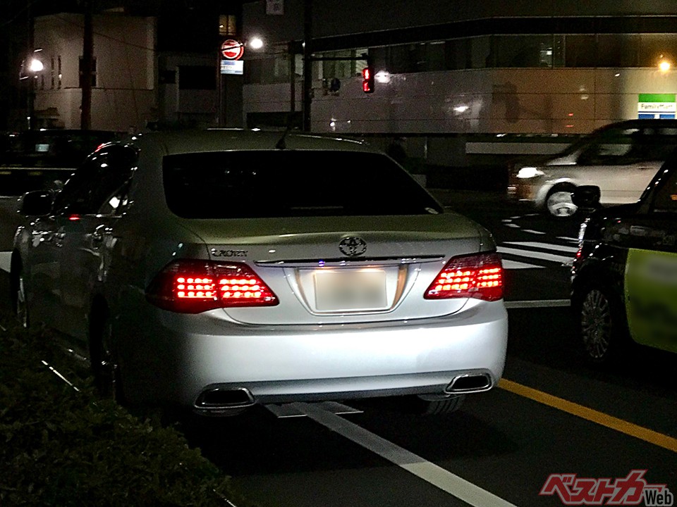 路肩に停車した後に、自車が障害物になるのでハザードランプを点灯