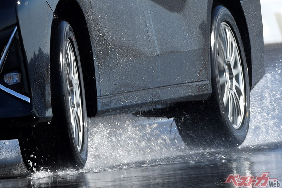 年末年始 クルマに乗る機会が増える時期だから気をつけたい 勘違いしがち な道交法10選 自動車情報誌 ベストカー 年末年始 クルマに乗る機会が増える時期だから気をつけたい 勘違いしがち な道交法10選 自動車情報誌 ベストカー