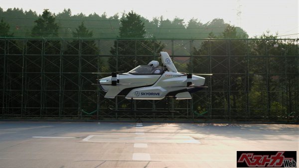 こちらは「SkyDrive」の空飛ぶクルマ試験機「SD-03」。2021年10月29日、同社は国交省へ日本初の「空飛ぶクルマ」としての正式な型式証明申請を行い、受理された