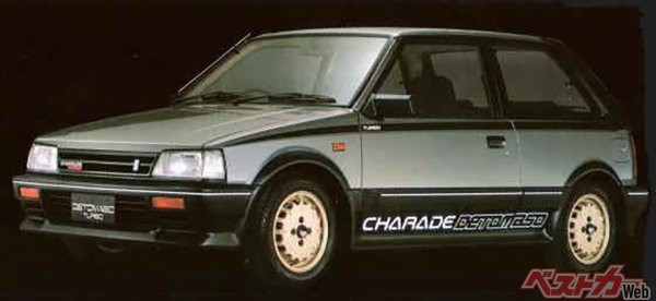 1985年2月のマイナーチェンジによってヘッドライト回りが変更されたシャレード・デ・トマソ