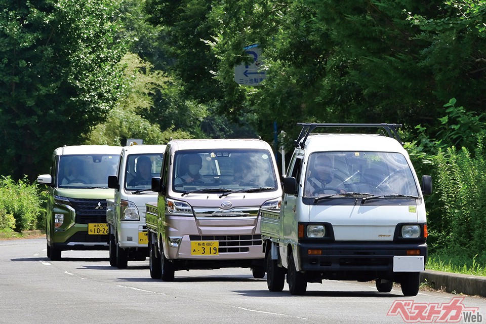 思わず「今日は天気が良くて農作業日和ですね」と声をかけたくなる壮観さ! 軽トラ軍団揃い踏みだ(最後尾は比較用のeKクロススペース)